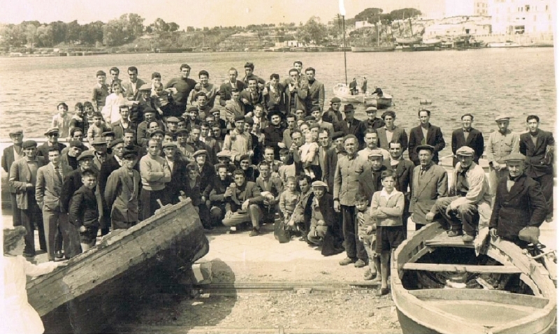 Il gruppo Pia Unione, al centro don Giuseppe Cavaliere (coll. Franco Tedesco)